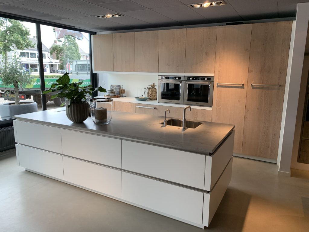 Keuken wit strak greeploos met warm hout whitewash eiken